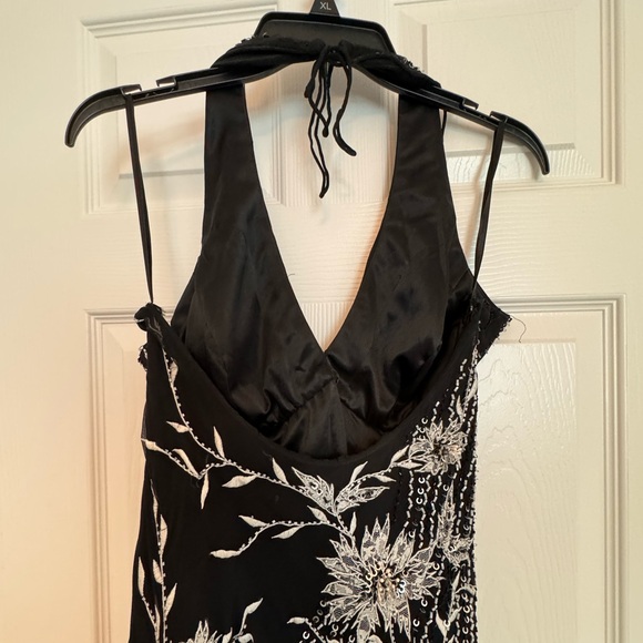 Beautiful LU Classic Formal dress Priced to Sell!! - Picture 2 of 6